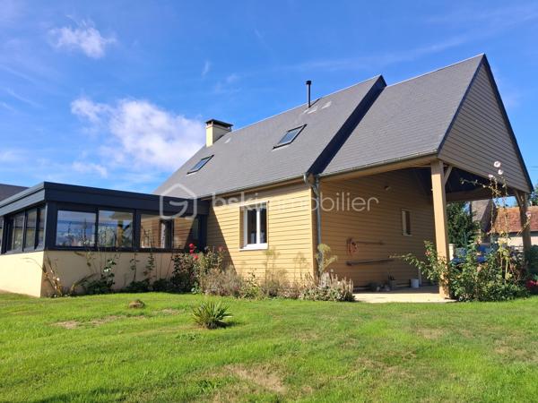 LE MOLAY-LITTRY – UNE MAISON RARE, ENTRE CAMPAGNE ET COMMODITÉS
👌À pied du Super U et des commerces, découvrez cette maison d’habitation en ossature bois construite en 2010, nichée au cœur d’un magnifique jardin clos et arboré de 1 500 m².

😎Un bien rare sur le marché, qui réunit une qualité de vie particulièrement recherchée : le calme et l’environnement verdoyant de la campagne, tout en profitant des commodités du centre-ville à quelques pas à pied.

😍Dès l’entrée, la maison séduit par son ambiance chaleureuse et sa belle luminosité. Le rez-de-chaussée s’ouvre sur un agréable séjour/salon avec cuisine ouverte, aménagée et équipée, formant un espace de vie convivial et fonctionnel.

🚨Mais la véritable pièce maîtresse de cette maison est sans conteste sa magnifique véranda. Dans le prolongement naturel du séjour, elle offre un espace de vie supplémentaire particulièrement agréable, baigné de lumière et ouvert sur le jardin. Avec sa vue imprenable sur la végétation et les extérieurs, elle devient naturellement le cœur de la maison, été comme hiver.

🛌Le rez-de-chaussée bénéficie également d’un véritable confort de vie avec une chambre disposant d'une suite parentale . Une arrière-cuisine, faisant également office de dégagement ou de buanderie, un wc indépendant complète cet espace.

🛌À l’étage, un couloir dessert trois pièces polyvalentes, pouvant être aménagées selon vos besoins en chambres d’appoint, bureaux, espaces télétravail, salle de jeux ou chambres d’enfants et une salle d’eau, actuellement à terminer, vient compléter ce niveau. Elles sont en train de se refaire une beauté. Elles seront peintes en blanc. Travaux en cours.!!!

🏡À l’extérieur, vous profiterez pleinement d’un terrain clos de 1 500 m², joliment arboré, bien exposé et offrant de nombreux espaces pour profiter des beaux jours.

La propriété dispose également d’un carport et d’un abri de jardin, apportant des solutions de stationnement et de rangement appréciables.

LES + QUI FONT LA DIFFÉRENCE
✅Emplacement privilégié au Molay-Littry
✅A proximité du collège
✅Super U et commodités accessibles à pied ou en voiture
✅Maison en ossature bois de 2010
✅Magnifique véranda, véritable pièce maîtresse de la maison
✅Vue dégagée et apaisante sur le jardin
✅Vie de plain-pied 
✅3 pièces supplémentaires à l’étage, aux usages multiples
✅Terrain clos, arboré et bien exposé de 1 500 m²
✅Carport et abri de jardin
✅DPE classé C

Maison nécessitant essentiellement un rafraîchissement, sans travaux structurels à prévoir
Une maison qui offre un cadre de vie devenu rare : profiter de la nature, de l’espace et du calme d’un grand jardin, tout en pouvant rejoindre les commerces du quotidien  en quelques minutes.

Un bien atypique et chaleureux, à découvrir sans tarder pour apprécier pleinement son potentiel et le charme exceptionnel de sa véranda. Il conviendra à de nombreux projets de vie = retraite paisible, un couple de primo-accédant, une famille avec des enfants, un investissement pour du locatif👌👌👌

A visiter sans tarder !!!

Prix 220 500 € FAI à la charge du vendeur
☎️07.65.67.70.58
📧s.gorregues@bskimmobilier.com
Les informations sur les risques auxquels ce bien est exposé sont disponibles sur le site Géorisques : www.georisques.gouv.fr
EI Stéphane Gorréguès
Mandataire indépendant en immobilier
Réseau BSK Immobilier
Immatriculé au RSAC de Coutances n 929936029000
#stephanegorreguesimmobilier
#opportunité #bienimmobilier #molaylittry
#stephanegorreguesbskimmobiliersaintloetenvirons