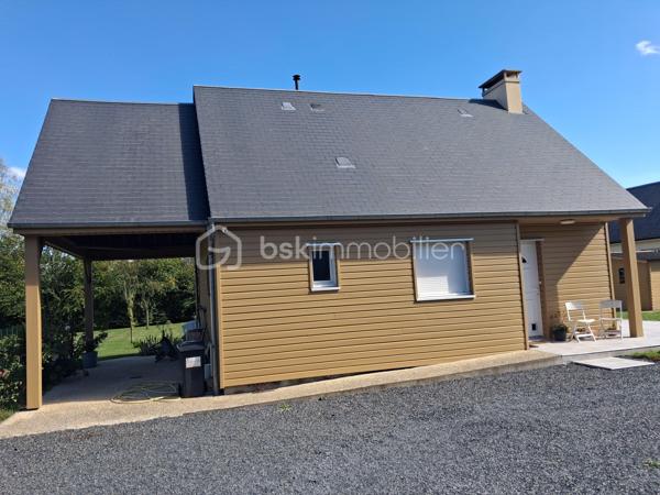 LE MOLAY-LITTRY – UNE MAISON RARE, ENTRE CAMPAGNE ET COMMODITÉS
👌À pied du Super U et des commerces, découvrez cette maison d’habitation en ossature bois construite en 2010, nichée au cœur d’un magnifique jardin clos et arboré de 1 500 m².

😎Un bien rare sur le marché, qui réunit une qualité de vie particulièrement recherchée : le calme et l’environnement verdoyant de la campagne, tout en profitant des commodités du centre-ville à quelques pas à pied.

😍Dès l’entrée, la maison séduit par son ambiance chaleureuse et sa belle luminosité. Le rez-de-chaussée s’ouvre sur un agréable séjour/salon avec cuisine ouverte, aménagée et équipée, formant un espace de vie convivial et fonctionnel.

🚨Mais la véritable pièce maîtresse de cette maison est sans conteste sa magnifique véranda. Dans le prolongement naturel du séjour, elle offre un espace de vie supplémentaire particulièrement agréable, baigné de lumière et ouvert sur le jardin. Avec sa vue imprenable sur la végétation et les extérieurs, elle devient naturellement le cœur de la maison, été comme hiver.

🛌Le rez-de-chaussée bénéficie également d’un véritable confort de vie avec une chambre disposant d'une suite parentale . Une arrière-cuisine, faisant également office de dégagement ou de buanderie, un wc indépendant complète cet espace.

🛌À l’étage, un couloir dessert trois pièces polyvalentes, pouvant être aménagées selon vos besoins en chambres d’appoint, bureaux, espaces télétravail, salle de jeux ou chambres d’enfants et une salle d’eau, actuellement à terminer, vient compléter ce niveau. Elles sont en train de se refaire une beauté. Elles seront peintes en blanc. Travaux en cours.!!!

🏡À l’extérieur, vous profiterez pleinement d’un terrain clos de 1 500 m², joliment arboré, bien exposé et offrant de nombreux espaces pour profiter des beaux jours.

La propriété dispose également d’un carport et d’un abri de jardin, apportant des solutions de stationnement et de rangement appréciables.

LES + QUI FONT LA DIFFÉRENCE
✅Emplacement privilégié au Molay-Littry
✅A proximité du collège
✅Super U et commodités accessibles à pied ou en voiture
✅Maison en ossature bois de 2010
✅Magnifique véranda, véritable pièce maîtresse de la maison
✅Vue dégagée et apaisante sur le jardin
✅Vie de plain-pied 
✅3 pièces supplémentaires à l’étage, aux usages multiples
✅Terrain clos, arboré et bien exposé de 1 500 m²
✅Carport et abri de jardin
✅DPE classé C

Maison nécessitant essentiellement un rafraîchissement, sans travaux structurels à prévoir
Une maison qui offre un cadre de vie devenu rare : profiter de la nature, de l’espace et du calme d’un grand jardin, tout en pouvant rejoindre les commerces du quotidien  en quelques minutes.

Un bien atypique et chaleureux, à découvrir sans tarder pour apprécier pleinement son potentiel et le charme exceptionnel de sa véranda. Il conviendra à de nombreux projets de vie = retraite paisible, un couple de primo-accédant, une famille avec des enfants, un investissement pour du locatif👌👌👌

A visiter sans tarder !!!

Prix 220 500 € FAI à la charge du vendeur
☎️07.65.67.70.58
📧s.gorregues@bskimmobilier.com
Les informations sur les risques auxquels ce bien est exposé sont disponibles sur le site Géorisques : www.georisques.gouv.fr
EI Stéphane Gorréguès
Mandataire indépendant en immobilier
Réseau BSK Immobilier
Immatriculé au RSAC de Coutances n 929936029000
#stephanegorreguesimmobilier
#opportunité #bienimmobilier #molaylittry
#stephanegorreguesbskimmobiliersaintloetenvirons