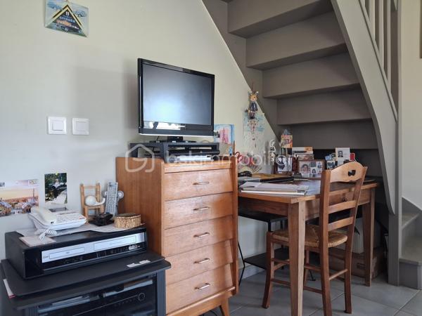 LE MOLAY-LITTRY – UNE MAISON RARE, ENTRE CAMPAGNE ET COMMODITÉS
👌À pied du Super U et des commerces, découvrez cette maison d’habitation en ossature bois construite en 2010, nichée au cœur d’un magnifique jardin clos et arboré de 1 500 m².

😎Un bien rare sur le marché, qui réunit une qualité de vie particulièrement recherchée : le calme et l’environnement verdoyant de la campagne, tout en profitant des commodités du centre-ville à quelques pas à pied.

😍Dès l’entrée, la maison séduit par son ambiance chaleureuse et sa belle luminosité. Le rez-de-chaussée s’ouvre sur un agréable séjour/salon avec cuisine ouverte, aménagée et équipée, formant un espace de vie convivial et fonctionnel.

🚨Mais la véritable pièce maîtresse de cette maison est sans conteste sa magnifique véranda. Dans le prolongement naturel du séjour, elle offre un espace de vie supplémentaire particulièrement agréable, baigné de lumière et ouvert sur le jardin. Avec sa vue imprenable sur la végétation et les extérieurs, elle devient naturellement le cœur de la maison, été comme hiver.

🛌Le rez-de-chaussée bénéficie également d’un véritable confort de vie avec une chambre disposant d'une suite parentale . Une arrière-cuisine, faisant également office de dégagement ou de buanderie, un wc indépendant complète cet espace.

🛌À l’étage, un couloir dessert trois pièces polyvalentes, pouvant être aménagées selon vos besoins en chambres d’appoint, bureaux, espaces télétravail, salle de jeux ou chambres d’enfants et une salle d’eau, actuellement à terminer, vient compléter ce niveau. Elles sont en train de se refaire une beauté. Elles seront peintes en blanc. Travaux en cours.!!!

🏡À l’extérieur, vous profiterez pleinement d’un terrain clos de 1 500 m², joliment arboré, bien exposé et offrant de nombreux espaces pour profiter des beaux jours.

La propriété dispose également d’un carport et d’un abri de jardin, apportant des solutions de stationnement et de rangement appréciables.

LES + QUI FONT LA DIFFÉRENCE
✅Emplacement privilégié au Molay-Littry
✅A proximité du collège
✅Super U et commodités accessibles à pied ou en voiture
✅Maison en ossature bois de 2010
✅Magnifique véranda, véritable pièce maîtresse de la maison
✅Vue dégagée et apaisante sur le jardin
✅Vie de plain-pied 
✅3 pièces supplémentaires à l’étage, aux usages multiples
✅Terrain clos, arboré et bien exposé de 1 500 m²
✅Carport et abri de jardin
✅DPE classé C

Maison nécessitant essentiellement un rafraîchissement, sans travaux structurels à prévoir
Une maison qui offre un cadre de vie devenu rare : profiter de la nature, de l’espace et du calme d’un grand jardin, tout en pouvant rejoindre les commerces du quotidien  en quelques minutes.

Un bien atypique et chaleureux, à découvrir sans tarder pour apprécier pleinement son potentiel et le charme exceptionnel de sa véranda. Il conviendra à de nombreux projets de vie = retraite paisible, un couple de primo-accédant, une famille avec des enfants, un investissement pour du locatif👌👌👌

A visiter sans tarder !!!

Prix 220 500 € FAI à la charge du vendeur
☎️07.65.67.70.58
📧s.gorregues@bskimmobilier.com
Les informations sur les risques auxquels ce bien est exposé sont disponibles sur le site Géorisques : www.georisques.gouv.fr
EI Stéphane Gorréguès
Mandataire indépendant en immobilier
Réseau BSK Immobilier
Immatriculé au RSAC de Coutances n 929936029000
#stephanegorreguesimmobilier
#opportunité #bienimmobilier #molaylittry
#stephanegorreguesbskimmobiliersaintloetenvirons