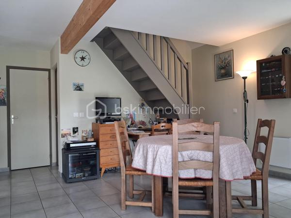 LE MOLAY-LITTRY – UNE MAISON RARE, ENTRE CAMPAGNE ET COMMODITÉS
👌À pied du Super U et des commerces, découvrez cette maison d’habitation en ossature bois construite en 2010, nichée au cœur d’un magnifique jardin clos et arboré de 1 500 m².

😎Un bien rare sur le marché, qui réunit une qualité de vie particulièrement recherchée : le calme et l’environnement verdoyant de la campagne, tout en profitant des commodités du centre-ville à quelques pas à pied.

😍Dès l’entrée, la maison séduit par son ambiance chaleureuse et sa belle luminosité. Le rez-de-chaussée s’ouvre sur un agréable séjour/salon avec cuisine ouverte, aménagée et équipée, formant un espace de vie convivial et fonctionnel.

🚨Mais la véritable pièce maîtresse de cette maison est sans conteste sa magnifique véranda. Dans le prolongement naturel du séjour, elle offre un espace de vie supplémentaire particulièrement agréable, baigné de lumière et ouvert sur le jardin. Avec sa vue imprenable sur la végétation et les extérieurs, elle devient naturellement le cœur de la maison, été comme hiver.

🛌Le rez-de-chaussée bénéficie également d’un véritable confort de vie avec une chambre disposant d'une suite parentale . Une arrière-cuisine, faisant également office de dégagement ou de buanderie, un wc indépendant complète cet espace.

🛌À l’étage, un couloir dessert trois pièces polyvalentes, pouvant être aménagées selon vos besoins en chambres d’appoint, bureaux, espaces télétravail, salle de jeux ou chambres d’enfants et une salle d’eau, actuellement à terminer, vient compléter ce niveau. Elles sont en train de se refaire une beauté. Elles seront peintes en blanc. Travaux en cours.!!!

🏡À l’extérieur, vous profiterez pleinement d’un terrain clos de 1 500 m², joliment arboré, bien exposé et offrant de nombreux espaces pour profiter des beaux jours.

La propriété dispose également d’un carport et d’un abri de jardin, apportant des solutions de stationnement et de rangement appréciables.

LES + QUI FONT LA DIFFÉRENCE
✅Emplacement privilégié au Molay-Littry
✅A proximité du collège
✅Super U et commodités accessibles à pied ou en voiture
✅Maison en ossature bois de 2010
✅Magnifique véranda, véritable pièce maîtresse de la maison
✅Vue dégagée et apaisante sur le jardin
✅Vie de plain-pied 
✅3 pièces supplémentaires à l’étage, aux usages multiples
✅Terrain clos, arboré et bien exposé de 1 500 m²
✅Carport et abri de jardin
✅DPE classé C

Maison nécessitant essentiellement un rafraîchissement, sans travaux structurels à prévoir
Une maison qui offre un cadre de vie devenu rare : profiter de la nature, de l’espace et du calme d’un grand jardin, tout en pouvant rejoindre les commerces du quotidien  en quelques minutes.

Un bien atypique et chaleureux, à découvrir sans tarder pour apprécier pleinement son potentiel et le charme exceptionnel de sa véranda. Il conviendra à de nombreux projets de vie = retraite paisible, un couple de primo-accédant, une famille avec des enfants, un investissement pour du locatif👌👌👌

A visiter sans tarder !!!

Prix 220 500 € FAI à la charge du vendeur
☎️07.65.67.70.58
📧s.gorregues@bskimmobilier.com
Les informations sur les risques auxquels ce bien est exposé sont disponibles sur le site Géorisques : www.georisques.gouv.fr
EI Stéphane Gorréguès
Mandataire indépendant en immobilier
Réseau BSK Immobilier
Immatriculé au RSAC de Coutances n 929936029000
#stephanegorreguesimmobilier
#opportunité #bienimmobilier #molaylittry
#stephanegorreguesbskimmobiliersaintloetenvirons