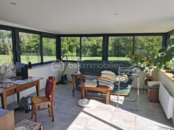 LE MOLAY-LITTRY – UNE MAISON RARE, ENTRE CAMPAGNE ET COMMODITÉS
👌À pied du Super U et des commerces, découvrez cette maison d’habitation en ossature bois construite en 2010, nichée au cœur d’un magnifique jardin clos et arboré de 1 500 m².

😎Un bien rare sur le marché, qui réunit une qualité de vie particulièrement recherchée : le calme et l’environnement verdoyant de la campagne, tout en profitant des commodités du centre-ville à quelques pas à pied.

😍Dès l’entrée, la maison séduit par son ambiance chaleureuse et sa belle luminosité. Le rez-de-chaussée s’ouvre sur un agréable séjour/salon avec cuisine ouverte, aménagée et équipée, formant un espace de vie convivial et fonctionnel.

🚨Mais la véritable pièce maîtresse de cette maison est sans conteste sa magnifique véranda. Dans le prolongement naturel du séjour, elle offre un espace de vie supplémentaire particulièrement agréable, baigné de lumière et ouvert sur le jardin. Avec sa vue imprenable sur la végétation et les extérieurs, elle devient naturellement le cœur de la maison, été comme hiver.

🛌Le rez-de-chaussée bénéficie également d’un véritable confort de vie avec une chambre disposant d'une suite parentale . Une arrière-cuisine, faisant également office de dégagement ou de buanderie, un wc indépendant complète cet espace.

🛌À l’étage, un couloir dessert trois pièces polyvalentes, pouvant être aménagées selon vos besoins en chambres d’appoint, bureaux, espaces télétravail, salle de jeux ou chambres d’enfants et une salle d’eau, actuellement à terminer, vient compléter ce niveau. Elles sont en train de se refaire une beauté. Elles seront peintes en blanc. Travaux en cours.!!!

🏡À l’extérieur, vous profiterez pleinement d’un terrain clos de 1 500 m², joliment arboré, bien exposé et offrant de nombreux espaces pour profiter des beaux jours.

La propriété dispose également d’un carport et d’un abri de jardin, apportant des solutions de stationnement et de rangement appréciables.

LES + QUI FONT LA DIFFÉRENCE
✅Emplacement privilégié au Molay-Littry
✅A proximité du collège
✅Super U et commodités accessibles à pied ou en voiture
✅Maison en ossature bois de 2010
✅Magnifique véranda, véritable pièce maîtresse de la maison
✅Vue dégagée et apaisante sur le jardin
✅Vie de plain-pied 
✅3 pièces supplémentaires à l’étage, aux usages multiples
✅Terrain clos, arboré et bien exposé de 1 500 m²
✅Carport et abri de jardin
✅DPE classé C

Maison nécessitant essentiellement un rafraîchissement, sans travaux structurels à prévoir
Une maison qui offre un cadre de vie devenu rare : profiter de la nature, de l’espace et du calme d’un grand jardin, tout en pouvant rejoindre les commerces du quotidien  en quelques minutes.

Un bien atypique et chaleureux, à découvrir sans tarder pour apprécier pleinement son potentiel et le charme exceptionnel de sa véranda. Il conviendra à de nombreux projets de vie = retraite paisible, un couple de primo-accédant, une famille avec des enfants, un investissement pour du locatif👌👌👌

A visiter sans tarder !!!

Prix 220 500 € FAI à la charge du vendeur
☎️07.65.67.70.58
📧s.gorregues@bskimmobilier.com
Les informations sur les risques auxquels ce bien est exposé sont disponibles sur le site Géorisques : www.georisques.gouv.fr
EI Stéphane Gorréguès
Mandataire indépendant en immobilier
Réseau BSK Immobilier
Immatriculé au RSAC de Coutances n 929936029000
#stephanegorreguesimmobilier
#opportunité #bienimmobilier #molaylittry
#stephanegorreguesbskimmobiliersaintloetenvirons
