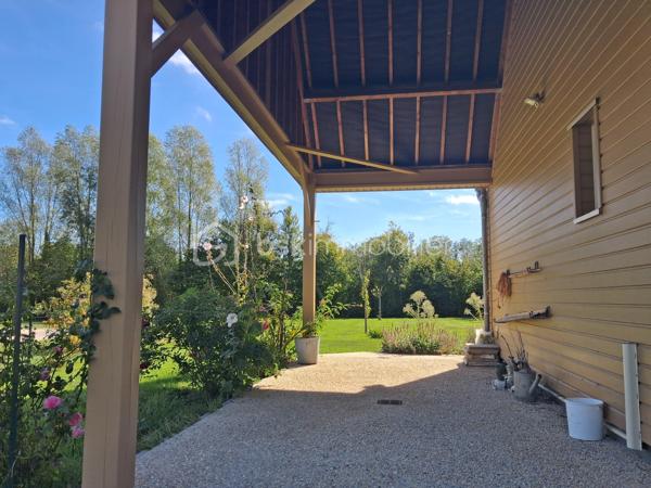 LE MOLAY-LITTRY – UNE MAISON RARE, ENTRE CAMPAGNE ET COMMODITÉS
👌À pied du Super U et des commerces, découvrez cette maison d’habitation en ossature bois construite en 2010, nichée au cœur d’un magnifique jardin clos et arboré de 1 500 m².

😎Un bien rare sur le marché, qui réunit une qualité de vie particulièrement recherchée : le calme et l’environnement verdoyant de la campagne, tout en profitant des commodités du centre-ville à quelques pas à pied.

😍Dès l’entrée, la maison séduit par son ambiance chaleureuse et sa belle luminosité. Le rez-de-chaussée s’ouvre sur un agréable séjour/salon avec cuisine ouverte, aménagée et équipée, formant un espace de vie convivial et fonctionnel.

🚨Mais la véritable pièce maîtresse de cette maison est sans conteste sa magnifique véranda. Dans le prolongement naturel du séjour, elle offre un espace de vie supplémentaire particulièrement agréable, baigné de lumière et ouvert sur le jardin. Avec sa vue imprenable sur la végétation et les extérieurs, elle devient naturellement le cœur de la maison, été comme hiver.

🛌Le rez-de-chaussée bénéficie également d’un véritable confort de vie avec une chambre disposant d'une suite parentale . Une arrière-cuisine, faisant également office de dégagement ou de buanderie, un wc indépendant complète cet espace.

🛌À l’étage, un couloir dessert trois pièces polyvalentes, pouvant être aménagées selon vos besoins en chambres d’appoint, bureaux, espaces télétravail, salle de jeux ou chambres d’enfants et une salle d’eau, actuellement à terminer, vient compléter ce niveau. Elles sont en train de se refaire une beauté. Elles seront peintes en blanc. Travaux en cours.!!!

🏡À l’extérieur, vous profiterez pleinement d’un terrain clos de 1 500 m², joliment arboré, bien exposé et offrant de nombreux espaces pour profiter des beaux jours.

La propriété dispose également d’un carport et d’un abri de jardin, apportant des solutions de stationnement et de rangement appréciables.

LES + QUI FONT LA DIFFÉRENCE
✅Emplacement privilégié au Molay-Littry
✅A proximité du collège
✅Super U et commodités accessibles à pied ou en voiture
✅Maison en ossature bois de 2010
✅Magnifique véranda, véritable pièce maîtresse de la maison
✅Vue dégagée et apaisante sur le jardin
✅Vie de plain-pied 
✅3 pièces supplémentaires à l’étage, aux usages multiples
✅Terrain clos, arboré et bien exposé de 1 500 m²
✅Carport et abri de jardin
✅DPE classé C

Maison nécessitant essentiellement un rafraîchissement, sans travaux structurels à prévoir
Une maison qui offre un cadre de vie devenu rare : profiter de la nature, de l’espace et du calme d’un grand jardin, tout en pouvant rejoindre les commerces du quotidien  en quelques minutes.

Un bien atypique et chaleureux, à découvrir sans tarder pour apprécier pleinement son potentiel et le charme exceptionnel de sa véranda. Il conviendra à de nombreux projets de vie = retraite paisible, un couple de primo-accédant, une famille avec des enfants, un investissement pour du locatif👌👌👌

A visiter sans tarder !!!

Prix 220 500 € FAI à la charge du vendeur
☎️07.65.67.70.58
📧s.gorregues@bskimmobilier.com
Les informations sur les risques auxquels ce bien est exposé sont disponibles sur le site Géorisques : www.georisques.gouv.fr
EI Stéphane Gorréguès
Mandataire indépendant en immobilier
Réseau BSK Immobilier
Immatriculé au RSAC de Coutances n 929936029000
#stephanegorreguesimmobilier
#opportunité #bienimmobilier #molaylittry
#stephanegorreguesbskimmobiliersaintloetenvirons