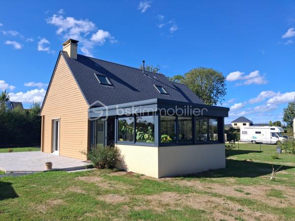 LE MOLAY-LITTRY – UNE MAISON RARE, ENTRE CAMPAGNE ET COMMODITÉS
👌À pied du Super U et des commerces, découvrez cette maison d’habitation en ossature bois construite en 2010, nichée au cœur d’un magnifique jardin clos et arboré de 1 500 m².

😎Un bien rare sur le marché, qui réunit une qualité de vie particulièrement recherchée : le calme et l’environnement verdoyant de la campagne, tout en profitant des commodités du centre-ville à quelques pas à pied.

😍Dès l’entrée, la maison séduit par son ambiance chaleureuse et sa belle luminosité. Le rez-de-chaussée s’ouvre sur un agréable séjour/salon avec cuisine ouverte, aménagée et équipée, formant un espace de vie convivial et fonctionnel.

🚨Mais la véritable pièce maîtresse de cette maison est sans conteste sa magnifique véranda. Dans le prolongement naturel du séjour, elle offre un espace de vie supplémentaire particulièrement agréable, baigné de lumière et ouvert sur le jardin. Avec sa vue imprenable sur la végétation et les extérieurs, elle devient naturellement le cœur de la maison, été comme hiver.

🛌Le rez-de-chaussée bénéficie également d’un véritable confort de vie avec une chambre disposant d'une suite parentale . Une arrière-cuisine, faisant également office de dégagement ou de buanderie, un wc indépendant complète cet espace.

🛌À l’étage, un couloir dessert trois pièces polyvalentes, pouvant être aménagées selon vos besoins en chambres d’appoint, bureaux, espaces télétravail, salle de jeux ou chambres d’enfants et une salle d’eau, actuellement à terminer, vient compléter ce niveau. Elles sont en train de se refaire une beauté. Elles seront peintes en blanc. Travaux en cours.!!!

🏡À l’extérieur, vous profiterez pleinement d’un terrain clos de 1 500 m², joliment arboré, bien exposé et offrant de nombreux espaces pour profiter des beaux jours.

La propriété dispose également d’un carport et d’un abri de jardin, apportant des solutions de stationnement et de rangement appréciables.

LES + QUI FONT LA DIFFÉRENCE
✅Emplacement privilégié au Molay-Littry
✅A proximité du collège
✅Super U et commodités accessibles à pied ou en voiture
✅Maison en ossature bois de 2010
✅Magnifique véranda, véritable pièce maîtresse de la maison
✅Vue dégagée et apaisante sur le jardin
✅Vie de plain-pied 
✅3 pièces supplémentaires à l’étage, aux usages multiples
✅Terrain clos, arboré et bien exposé de 1 500 m²
✅Carport et abri de jardin
✅DPE classé C

Maison nécessitant essentiellement un rafraîchissement, sans travaux structurels à prévoir
Une maison qui offre un cadre de vie devenu rare : profiter de la nature, de l’espace et du calme d’un grand jardin, tout en pouvant rejoindre les commerces du quotidien  en quelques minutes.

Un bien atypique et chaleureux, à découvrir sans tarder pour apprécier pleinement son potentiel et le charme exceptionnel de sa véranda. Il conviendra à de nombreux projets de vie = retraite paisible, un couple de primo-accédant, une famille avec des enfants, un investissement pour du locatif👌👌👌

A visiter sans tarder !!!

Prix 220 500 € FAI à la charge du vendeur
☎️07.65.67.70.58
📧s.gorregues@bskimmobilier.com
Les informations sur les risques auxquels ce bien est exposé sont disponibles sur le site Géorisques : www.georisques.gouv.fr
EI Stéphane Gorréguès
Mandataire indépendant en immobilier
Réseau BSK Immobilier
Immatriculé au RSAC de Coutances n 929936029000
#stephanegorreguesimmobilier
#opportunité #bienimmobilier #molaylittry
#stephanegorreguesbskimmobiliersaintloetenvirons