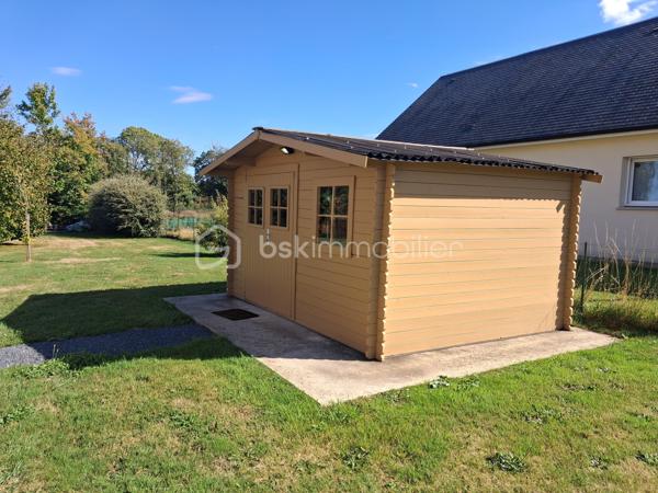 LE MOLAY-LITTRY – UNE MAISON RARE, ENTRE CAMPAGNE ET COMMODITÉS
👌À pied du Super U et des commerces, découvrez cette maison d’habitation en ossature bois construite en 2010, nichée au cœur d’un magnifique jardin clos et arboré de 1 500 m².

😎Un bien rare sur le marché, qui réunit une qualité de vie particulièrement recherchée : le calme et l’environnement verdoyant de la campagne, tout en profitant des commodités du centre-ville à quelques pas à pied.

😍Dès l’entrée, la maison séduit par son ambiance chaleureuse et sa belle luminosité. Le rez-de-chaussée s’ouvre sur un agréable séjour/salon avec cuisine ouverte, aménagée et équipée, formant un espace de vie convivial et fonctionnel.

🚨Mais la véritable pièce maîtresse de cette maison est sans conteste sa magnifique véranda. Dans le prolongement naturel du séjour, elle offre un espace de vie supplémentaire particulièrement agréable, baigné de lumière et ouvert sur le jardin. Avec sa vue imprenable sur la végétation et les extérieurs, elle devient naturellement le cœur de la maison, été comme hiver.

🛌Le rez-de-chaussée bénéficie également d’un véritable confort de vie avec une chambre disposant d'une suite parentale . Une arrière-cuisine, faisant également office de dégagement ou de buanderie, un wc indépendant complète cet espace.

🛌À l’étage, un couloir dessert trois pièces polyvalentes, pouvant être aménagées selon vos besoins en chambres d’appoint, bureaux, espaces télétravail, salle de jeux ou chambres d’enfants et une salle d’eau, actuellement à terminer, vient compléter ce niveau. Elles sont en train de se refaire une beauté. Elles seront peintes en blanc. Travaux en cours.!!!

🏡À l’extérieur, vous profiterez pleinement d’un terrain clos de 1 500 m², joliment arboré, bien exposé et offrant de nombreux espaces pour profiter des beaux jours.

La propriété dispose également d’un carport et d’un abri de jardin, apportant des solutions de stationnement et de rangement appréciables.

LES + QUI FONT LA DIFFÉRENCE
✅Emplacement privilégié au Molay-Littry
✅A proximité du collège
✅Super U et commodités accessibles à pied ou en voiture
✅Maison en ossature bois de 2010
✅Magnifique véranda, véritable pièce maîtresse de la maison
✅Vue dégagée et apaisante sur le jardin
✅Vie de plain-pied 
✅3 pièces supplémentaires à l’étage, aux usages multiples
✅Terrain clos, arboré et bien exposé de 1 500 m²
✅Carport et abri de jardin
✅DPE classé C

Maison nécessitant essentiellement un rafraîchissement, sans travaux structurels à prévoir
Une maison qui offre un cadre de vie devenu rare : profiter de la nature, de l’espace et du calme d’un grand jardin, tout en pouvant rejoindre les commerces du quotidien  en quelques minutes.

Un bien atypique et chaleureux, à découvrir sans tarder pour apprécier pleinement son potentiel et le charme exceptionnel de sa véranda. Il conviendra à de nombreux projets de vie = retraite paisible, un couple de primo-accédant, une famille avec des enfants, un investissement pour du locatif👌👌👌

A visiter sans tarder !!!

Prix 220 500 € FAI à la charge du vendeur
☎️07.65.67.70.58
📧s.gorregues@bskimmobilier.com
Les informations sur les risques auxquels ce bien est exposé sont disponibles sur le site Géorisques : www.georisques.gouv.fr
EI Stéphane Gorréguès
Mandataire indépendant en immobilier
Réseau BSK Immobilier
Immatriculé au RSAC de Coutances n 929936029000
#stephanegorreguesimmobilier
#opportunité #bienimmobilier #molaylittry
#stephanegorreguesbskimmobiliersaintloetenvirons