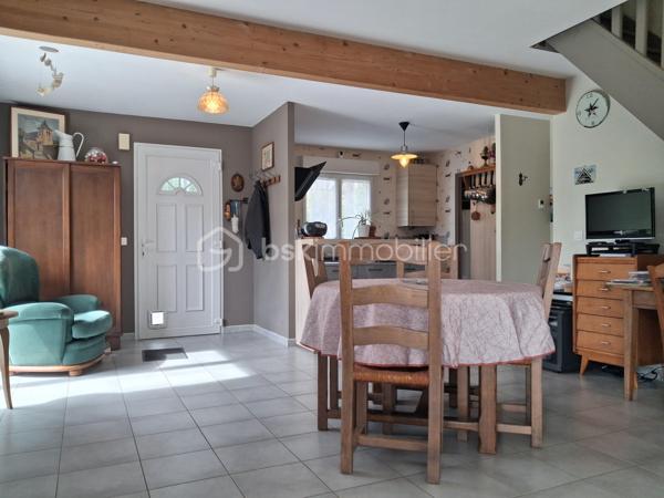 LE MOLAY-LITTRY – UNE MAISON RARE, ENTRE CAMPAGNE ET COMMODITÉS
👌À pied du Super U et des commerces, découvrez cette maison d’habitation en ossature bois construite en 2010, nichée au cœur d’un magnifique jardin clos et arboré de 1 500 m².

😎Un bien rare sur le marché, qui réunit une qualité de vie particulièrement recherchée : le calme et l’environnement verdoyant de la campagne, tout en profitant des commodités du centre-ville à quelques pas à pied.

😍Dès l’entrée, la maison séduit par son ambiance chaleureuse et sa belle luminosité. Le rez-de-chaussée s’ouvre sur un agréable séjour/salon avec cuisine ouverte, aménagée et équipée, formant un espace de vie convivial et fonctionnel.

🚨Mais la véritable pièce maîtresse de cette maison est sans conteste sa magnifique véranda. Dans le prolongement naturel du séjour, elle offre un espace de vie supplémentaire particulièrement agréable, baigné de lumière et ouvert sur le jardin. Avec sa vue imprenable sur la végétation et les extérieurs, elle devient naturellement le cœur de la maison, été comme hiver.

🛌Le rez-de-chaussée bénéficie également d’un véritable confort de vie avec une chambre disposant d'une suite parentale . Une arrière-cuisine, faisant également office de dégagement ou de buanderie, un wc indépendant complète cet espace.

🛌À l’étage, un couloir dessert trois pièces polyvalentes, pouvant être aménagées selon vos besoins en chambres d’appoint, bureaux, espaces télétravail, salle de jeux ou chambres d’enfants et une salle d’eau, actuellement à terminer, vient compléter ce niveau. Elles sont en train de se refaire une beauté. Elles seront peintes en blanc. Travaux en cours.!!!

🏡À l’extérieur, vous profiterez pleinement d’un terrain clos de 1 500 m², joliment arboré, bien exposé et offrant de nombreux espaces pour profiter des beaux jours.

La propriété dispose également d’un carport et d’un abri de jardin, apportant des solutions de stationnement et de rangement appréciables.

LES + QUI FONT LA DIFFÉRENCE
✅Emplacement privilégié au Molay-Littry
✅A proximité du collège
✅Super U et commodités accessibles à pied ou en voiture
✅Maison en ossature bois de 2010
✅Magnifique véranda, véritable pièce maîtresse de la maison
✅Vue dégagée et apaisante sur le jardin
✅Vie de plain-pied 
✅3 pièces supplémentaires à l’étage, aux usages multiples
✅Terrain clos, arboré et bien exposé de 1 500 m²
✅Carport et abri de jardin
✅DPE classé C

Maison nécessitant essentiellement un rafraîchissement, sans travaux structurels à prévoir
Une maison qui offre un cadre de vie devenu rare : profiter de la nature, de l’espace et du calme d’un grand jardin, tout en pouvant rejoindre les commerces du quotidien  en quelques minutes.

Un bien atypique et chaleureux, à découvrir sans tarder pour apprécier pleinement son potentiel et le charme exceptionnel de sa véranda. Il conviendra à de nombreux projets de vie = retraite paisible, un couple de primo-accédant, une famille avec des enfants, un investissement pour du locatif👌👌👌

A visiter sans tarder !!!

Prix 220 500 € FAI à la charge du vendeur
☎️07.65.67.70.58
📧s.gorregues@bskimmobilier.com
Les informations sur les risques auxquels ce bien est exposé sont disponibles sur le site Géorisques : www.georisques.gouv.fr
EI Stéphane Gorréguès
Mandataire indépendant en immobilier
Réseau BSK Immobilier
Immatriculé au RSAC de Coutances n 929936029000
#stephanegorreguesimmobilier
#opportunité #bienimmobilier #molaylittry
#stephanegorreguesbskimmobiliersaintloetenvirons