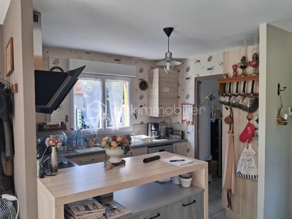LE MOLAY-LITTRY – UNE MAISON RARE, ENTRE CAMPAGNE ET COMMODITÉS
👌À pied du Super U et des commerces, découvrez cette maison d’habitation en ossature bois construite en 2010, nichée au cœur d’un magnifique jardin clos et arboré de 1 500 m².

😎Un bien rare sur le marché, qui réunit une qualité de vie particulièrement recherchée : le calme et l’environnement verdoyant de la campagne, tout en profitant des commodités du centre-ville à quelques pas à pied.

😍Dès l’entrée, la maison séduit par son ambiance chaleureuse et sa belle luminosité. Le rez-de-chaussée s’ouvre sur un agréable séjour/salon avec cuisine ouverte, aménagée et équipée, formant un espace de vie convivial et fonctionnel.

🚨Mais la véritable pièce maîtresse de cette maison est sans conteste sa magnifique véranda. Dans le prolongement naturel du séjour, elle offre un espace de vie supplémentaire particulièrement agréable, baigné de lumière et ouvert sur le jardin. Avec sa vue imprenable sur la végétation et les extérieurs, elle devient naturellement le cœur de la maison, été comme hiver.

🛌Le rez-de-chaussée bénéficie également d’un véritable confort de vie avec une chambre disposant d'une suite parentale . Une arrière-cuisine, faisant également office de dégagement ou de buanderie, un wc indépendant complète cet espace.

🛌À l’étage, un couloir dessert trois pièces polyvalentes, pouvant être aménagées selon vos besoins en chambres d’appoint, bureaux, espaces télétravail, salle de jeux ou chambres d’enfants et une salle d’eau, actuellement à terminer, vient compléter ce niveau. Elles sont en train de se refaire une beauté. Elles seront peintes en blanc. Travaux en cours.!!!

🏡À l’extérieur, vous profiterez pleinement d’un terrain clos de 1 500 m², joliment arboré, bien exposé et offrant de nombreux espaces pour profiter des beaux jours.

La propriété dispose également d’un carport et d’un abri de jardin, apportant des solutions de stationnement et de rangement appréciables.

LES + QUI FONT LA DIFFÉRENCE
✅Emplacement privilégié au Molay-Littry
✅A proximité du collège
✅Super U et commodités accessibles à pied ou en voiture
✅Maison en ossature bois de 2010
✅Magnifique véranda, véritable pièce maîtresse de la maison
✅Vue dégagée et apaisante sur le jardin
✅Vie de plain-pied 
✅3 pièces supplémentaires à l’étage, aux usages multiples
✅Terrain clos, arboré et bien exposé de 1 500 m²
✅Carport et abri de jardin
✅DPE classé C

Maison nécessitant essentiellement un rafraîchissement, sans travaux structurels à prévoir
Une maison qui offre un cadre de vie devenu rare : profiter de la nature, de l’espace et du calme d’un grand jardin, tout en pouvant rejoindre les commerces du quotidien  en quelques minutes.

Un bien atypique et chaleureux, à découvrir sans tarder pour apprécier pleinement son potentiel et le charme exceptionnel de sa véranda. Il conviendra à de nombreux projets de vie = retraite paisible, un couple de primo-accédant, une famille avec des enfants, un investissement pour du locatif👌👌👌

A visiter sans tarder !!!

Prix 220 500 € FAI à la charge du vendeur
☎️07.65.67.70.58
📧s.gorregues@bskimmobilier.com
Les informations sur les risques auxquels ce bien est exposé sont disponibles sur le site Géorisques : www.georisques.gouv.fr
EI Stéphane Gorréguès
Mandataire indépendant en immobilier
Réseau BSK Immobilier
Immatriculé au RSAC de Coutances n 929936029000
#stephanegorreguesimmobilier
#opportunité #bienimmobilier #molaylittry
#stephanegorreguesbskimmobiliersaintloetenvirons