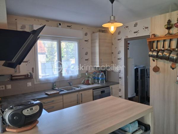 LE MOLAY-LITTRY – UNE MAISON RARE, ENTRE CAMPAGNE ET COMMODITÉS
👌À pied du Super U et des commerces, découvrez cette maison d’habitation en ossature bois construite en 2010, nichée au cœur d’un magnifique jardin clos et arboré de 1 500 m².

😎Un bien rare sur le marché, qui réunit une qualité de vie particulièrement recherchée : le calme et l’environnement verdoyant de la campagne, tout en profitant des commodités du centre-ville à quelques pas à pied.

😍Dès l’entrée, la maison séduit par son ambiance chaleureuse et sa belle luminosité. Le rez-de-chaussée s’ouvre sur un agréable séjour/salon avec cuisine ouverte, aménagée et équipée, formant un espace de vie convivial et fonctionnel.

🚨Mais la véritable pièce maîtresse de cette maison est sans conteste sa magnifique véranda. Dans le prolongement naturel du séjour, elle offre un espace de vie supplémentaire particulièrement agréable, baigné de lumière et ouvert sur le jardin. Avec sa vue imprenable sur la végétation et les extérieurs, elle devient naturellement le cœur de la maison, été comme hiver.

🛌Le rez-de-chaussée bénéficie également d’un véritable confort de vie avec une chambre disposant d'une suite parentale . Une arrière-cuisine, faisant également office de dégagement ou de buanderie, un wc indépendant complète cet espace.

🛌À l’étage, un couloir dessert trois pièces polyvalentes, pouvant être aménagées selon vos besoins en chambres d’appoint, bureaux, espaces télétravail, salle de jeux ou chambres d’enfants et une salle d’eau, actuellement à terminer, vient compléter ce niveau. Elles sont en train de se refaire une beauté. Elles seront peintes en blanc. Travaux en cours.!!!

🏡À l’extérieur, vous profiterez pleinement d’un terrain clos de 1 500 m², joliment arboré, bien exposé et offrant de nombreux espaces pour profiter des beaux jours.

La propriété dispose également d’un carport et d’un abri de jardin, apportant des solutions de stationnement et de rangement appréciables.

LES + QUI FONT LA DIFFÉRENCE
✅Emplacement privilégié au Molay-Littry
✅A proximité du collège
✅Super U et commodités accessibles à pied ou en voiture
✅Maison en ossature bois de 2010
✅Magnifique véranda, véritable pièce maîtresse de la maison
✅Vue dégagée et apaisante sur le jardin
✅Vie de plain-pied 
✅3 pièces supplémentaires à l’étage, aux usages multiples
✅Terrain clos, arboré et bien exposé de 1 500 m²
✅Carport et abri de jardin
✅DPE classé C

Maison nécessitant essentiellement un rafraîchissement, sans travaux structurels à prévoir
Une maison qui offre un cadre de vie devenu rare : profiter de la nature, de l’espace et du calme d’un grand jardin, tout en pouvant rejoindre les commerces du quotidien  en quelques minutes.

Un bien atypique et chaleureux, à découvrir sans tarder pour apprécier pleinement son potentiel et le charme exceptionnel de sa véranda. Il conviendra à de nombreux projets de vie = retraite paisible, un couple de primo-accédant, une famille avec des enfants, un investissement pour du locatif👌👌👌

A visiter sans tarder !!!

Prix 220 500 € FAI à la charge du vendeur
☎️07.65.67.70.58
📧s.gorregues@bskimmobilier.com
Les informations sur les risques auxquels ce bien est exposé sont disponibles sur le site Géorisques : www.georisques.gouv.fr
EI Stéphane Gorréguès
Mandataire indépendant en immobilier
Réseau BSK Immobilier
Immatriculé au RSAC de Coutances n 929936029000
#stephanegorreguesimmobilier
#opportunité #bienimmobilier #molaylittry
#stephanegorreguesbskimmobiliersaintloetenvirons