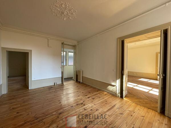 Très bel appartement T7 dans bâtisse de caractère avec parking