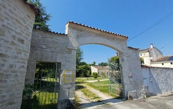 Propriete à vendre 13 pièces ROUILLAC (16) propriété d'env 314 m2 avec garages sur 4800 m2 de terrain