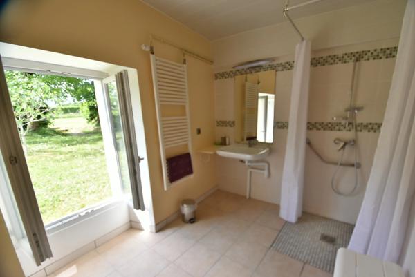 Propriete à vendre 13 pièces ROUILLAC (16) propriété d'env 314 m2 avec garages sur 4800 m2 de terrain