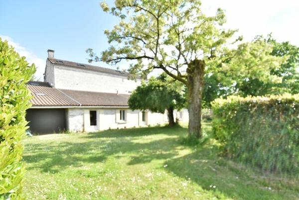 Propriete à vendre 13 pièces ROUILLAC (16) propriété d'env 314 m2 avec garages sur 4800 m2 de terrain