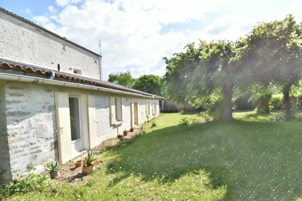Propriete à vendre 13 pièces ROUILLAC (16) propriété d'env 314 m2 avec garages sur 4800 m2 de terrain