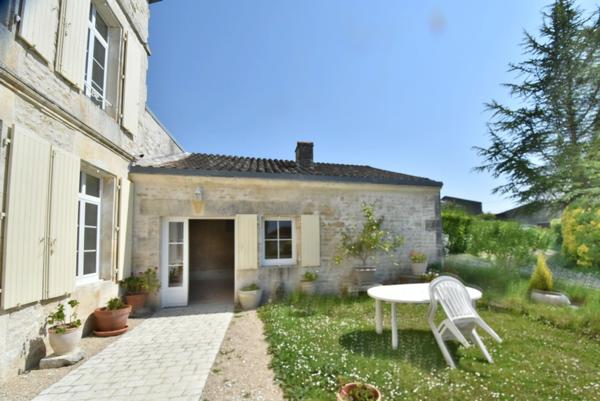 Propriete à vendre 13 pièces ROUILLAC (16) propriété d'env 314 m2 avec garages sur 4800 m2 de terrain