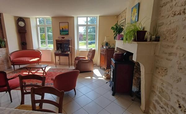 Propriete à vendre 13 pièces ROUILLAC (16) propriété d'env 314 m2 avec garages sur 4800 m2 de terrain