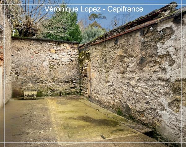 Exclusivité, Agen Nord, charmante maison de ville en pierre T3 de 63 m² entièrement rénovée, proche du canal et centre ville accessible à pied.