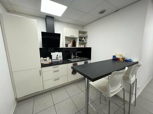 Bureaux à vendre à Valence zone Briffaut avec rénovation récente et parkings