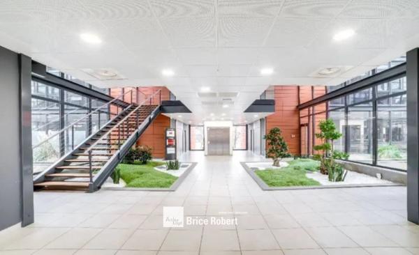 Bureaux à louer lumineux climatisés Lyon 8ème proche transports et services