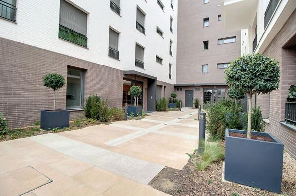 STUDIO MEUBLE 24m2 - RUEIL-MALMAISON 500m du COEUR DE VILLE - IMMEUBLE RECENT - ORIENTE SUD