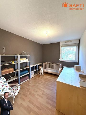 Superbe appartement de 3 pièces disposant d'une terrasse, d'un jardin, d'une place de stationnement privée et d'un garage !