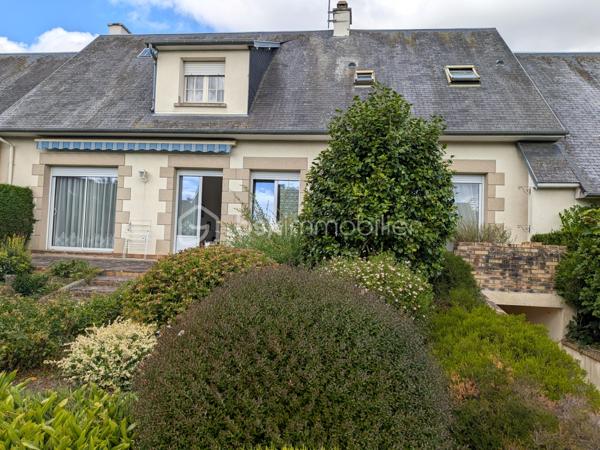 Description :

Vous rêvez du confort de la ville combiné à la quiétude d'un coin de nature privé ? Venez découvrir cette belle maison pleine de charme, idéalement située à deux pas du centre-ville de Saint-Hilaire-du-Harcouët et de toutes ses commodités (écoles, commerces, services à pied).

Pensée sur plusieurs niveaux, elle offre des espaces généreux et bien agencés pour toute la famille :

Au rez-de-chaussée :
L'entrée accueillante vous mène vers une pièce polyvalente (bureau, atelier ou espace de rangement), un WC indépendant, une cave, ainsi qu'une chaufferie équipée d'une chaudière au gaz neuve. Vous découvrirez également un grand garage qui s'ouvre sur l'extérieur.(norms PMR)

Le petit plus magique ? Un magnifique jardin sans vis-à-vis, véritable havre de paix, agrémenté d'un charmant petit étang poissonneux pour vos moments de détente au vert.

Au 1er étage :
Un bel escalier vous conduit à une pièce de vie lumineuse comprenant une cuisine et un spacieux salon/séjour donnant également accés au jardin sublimé par une cheminée ouverte idéale pour les soirées d'hiver. Ce niveau comprend également une grande chambre avec sa salle d'eau privative, ainsi qu'un WC séparé.

Au 2ème étage :
L'espace nuit se poursuit avec deux autres chambres, une seconde salle d'eau et un WC séparé. Une pièce annexe vous permet d'accéder directement aux combles de la maison, offrant un beau potentiel d'aménagement ou de stockage supplémentaire.

Les atouts majeurs :

Emplacement idéal proche du centre-ville

Chaudière gaz récente/neuve (confort & économies)

Jardin privé sans vis-à-vis avec étang

N'hesitez pas à me contacter ou pour éventuellement programmer une visite.

Mon rêve est de réaliser le votre!