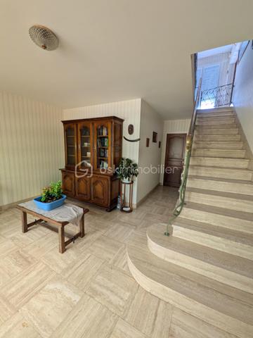 Description :

Vous rêvez du confort de la ville combiné à la quiétude d'un coin de nature privé ? Venez découvrir cette belle maison pleine de charme, idéalement située à deux pas du centre-ville de Saint-Hilaire-du-Harcouët et de toutes ses commodités (écoles, commerces, services à pied).

Pensée sur plusieurs niveaux, elle offre des espaces généreux et bien agencés pour toute la famille :

Au rez-de-chaussée :
L'entrée accueillante vous mène vers une pièce polyvalente (bureau, atelier ou espace de rangement), un WC indépendant, une cave, ainsi qu'une chaufferie équipée d'une chaudière au gaz neuve. Vous découvrirez également un grand garage qui s'ouvre sur l'extérieur.(norms PMR)

Le petit plus magique ? Un magnifique jardin sans vis-à-vis, véritable havre de paix, agrémenté d'un charmant petit étang poissonneux pour vos moments de détente au vert.

Au 1er étage :
Un bel escalier vous conduit à une pièce de vie lumineuse comprenant une cuisine et un spacieux salon/séjour donnant également accés au jardin sublimé par une cheminée ouverte idéale pour les soirées d'hiver. Ce niveau comprend également une grande chambre avec sa salle d'eau privative, ainsi qu'un WC séparé.

Au 2ème étage :
L'espace nuit se poursuit avec deux autres chambres, une seconde salle d'eau et un WC séparé. Une pièce annexe vous permet d'accéder directement aux combles de la maison, offrant un beau potentiel d'aménagement ou de stockage supplémentaire.

Les atouts majeurs :

Emplacement idéal proche du centre-ville

Chaudière gaz récente/neuve (confort & économies)

Jardin privé sans vis-à-vis avec étang

N'hesitez pas à me contacter ou pour éventuellement programmer une visite.

Mon rêve est de réaliser le votre!