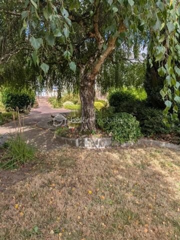 Description :

Vous rêvez du confort de la ville combiné à la quiétude d'un coin de nature privé ? Venez découvrir cette belle maison pleine de charme, idéalement située à deux pas du centre-ville de Saint-Hilaire-du-Harcouët et de toutes ses commodités (écoles, commerces, services à pied).

Pensée sur plusieurs niveaux, elle offre des espaces généreux et bien agencés pour toute la famille :

Au rez-de-chaussée :
L'entrée accueillante vous mène vers une pièce polyvalente (bureau, atelier ou espace de rangement), un WC indépendant, une cave, ainsi qu'une chaufferie équipée d'une chaudière au gaz neuve. Vous découvrirez également un grand garage qui s'ouvre sur l'extérieur.(norms PMR)

Le petit plus magique ? Un magnifique jardin sans vis-à-vis, véritable havre de paix, agrémenté d'un charmant petit étang poissonneux pour vos moments de détente au vert.

Au 1er étage :
Un bel escalier vous conduit à une pièce de vie lumineuse comprenant une cuisine et un spacieux salon/séjour donnant également accés au jardin sublimé par une cheminée ouverte idéale pour les soirées d'hiver. Ce niveau comprend également une grande chambre avec sa salle d'eau privative, ainsi qu'un WC séparé.

Au 2ème étage :
L'espace nuit se poursuit avec deux autres chambres, une seconde salle d'eau et un WC séparé. Une pièce annexe vous permet d'accéder directement aux combles de la maison, offrant un beau potentiel d'aménagement ou de stockage supplémentaire.

Les atouts majeurs :

Emplacement idéal proche du centre-ville

Chaudière gaz récente/neuve (confort & économies)

Jardin privé sans vis-à-vis avec étang

N'hesitez pas à me contacter ou pour éventuellement programmer une visite.

Mon rêve est de réaliser le votre!