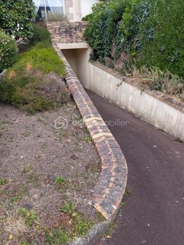 Description :

Vous rêvez du confort de la ville combiné à la quiétude d'un coin de nature privé ? Venez découvrir cette belle maison pleine de charme, idéalement située à deux pas du centre-ville de Saint-Hilaire-du-Harcouët et de toutes ses commodités (écoles, commerces, services à pied).

Pensée sur plusieurs niveaux, elle offre des espaces généreux et bien agencés pour toute la famille :

Au rez-de-chaussée :
L'entrée accueillante vous mène vers une pièce polyvalente (bureau, atelier ou espace de rangement), un WC indépendant, une cave, ainsi qu'une chaufferie équipée d'une chaudière au gaz neuve. Vous découvrirez également un grand garage qui s'ouvre sur l'extérieur.(norms PMR)

Le petit plus magique ? Un magnifique jardin sans vis-à-vis, véritable havre de paix, agrémenté d'un charmant petit étang poissonneux pour vos moments de détente au vert.

Au 1er étage :
Un bel escalier vous conduit à une pièce de vie lumineuse comprenant une cuisine et un spacieux salon/séjour donnant également accés au jardin sublimé par une cheminée ouverte idéale pour les soirées d'hiver. Ce niveau comprend également une grande chambre avec sa salle d'eau privative, ainsi qu'un WC séparé.

Au 2ème étage :
L'espace nuit se poursuit avec deux autres chambres, une seconde salle d'eau et un WC séparé. Une pièce annexe vous permet d'accéder directement aux combles de la maison, offrant un beau potentiel d'aménagement ou de stockage supplémentaire.

Les atouts majeurs :

Emplacement idéal proche du centre-ville

Chaudière gaz récente/neuve (confort & économies)

Jardin privé sans vis-à-vis avec étang

N'hesitez pas à me contacter ou pour éventuellement programmer une visite.

Mon rêve est de réaliser le votre!