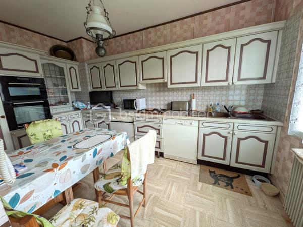 Description :

Vous rêvez du confort de la ville combiné à la quiétude d'un coin de nature privé ? Venez découvrir cette belle maison pleine de charme, idéalement située à deux pas du centre-ville de Saint-Hilaire-du-Harcouët et de toutes ses commodités (écoles, commerces, services à pied).

Pensée sur plusieurs niveaux, elle offre des espaces généreux et bien agencés pour toute la famille :

Au rez-de-chaussée :
L'entrée accueillante vous mène vers une pièce polyvalente (bureau, atelier ou espace de rangement), un WC indépendant, une cave, ainsi qu'une chaufferie équipée d'une chaudière au gaz neuve. Vous découvrirez également un grand garage qui s'ouvre sur l'extérieur.(norms PMR)

Le petit plus magique ? Un magnifique jardin sans vis-à-vis, véritable havre de paix, agrémenté d'un charmant petit étang poissonneux pour vos moments de détente au vert.

Au 1er étage :
Un bel escalier vous conduit à une pièce de vie lumineuse comprenant une cuisine et un spacieux salon/séjour donnant également accés au jardin sublimé par une cheminée ouverte idéale pour les soirées d'hiver. Ce niveau comprend également une grande chambre avec sa salle d'eau privative, ainsi qu'un WC séparé.

Au 2ème étage :
L'espace nuit se poursuit avec deux autres chambres, une seconde salle d'eau et un WC séparé. Une pièce annexe vous permet d'accéder directement aux combles de la maison, offrant un beau potentiel d'aménagement ou de stockage supplémentaire.

Les atouts majeurs :

Emplacement idéal proche du centre-ville

Chaudière gaz récente/neuve (confort & économies)

Jardin privé sans vis-à-vis avec étang

N'hesitez pas à me contacter ou pour éventuellement programmer une visite.

Mon rêve est de réaliser le votre!