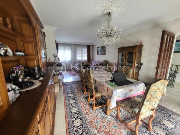 Description :

Vous rêvez du confort de la ville combiné à la quiétude d'un coin de nature privé ? Venez découvrir cette belle maison pleine de charme, idéalement située à deux pas du centre-ville de Saint-Hilaire-du-Harcouët et de toutes ses commodités (écoles, commerces, services à pied).

Pensée sur plusieurs niveaux, elle offre des espaces généreux et bien agencés pour toute la famille :

Au rez-de-chaussée :
L'entrée accueillante vous mène vers une pièce polyvalente (bureau, atelier ou espace de rangement), un WC indépendant, une cave, ainsi qu'une chaufferie équipée d'une chaudière au gaz neuve. Vous découvrirez également un grand garage qui s'ouvre sur l'extérieur.(norms PMR)

Le petit plus magique ? Un magnifique jardin sans vis-à-vis, véritable havre de paix, agrémenté d'un charmant petit étang poissonneux pour vos moments de détente au vert.

Au 1er étage :
Un bel escalier vous conduit à une pièce de vie lumineuse comprenant une cuisine et un spacieux salon/séjour donnant également accés au jardin sublimé par une cheminée ouverte idéale pour les soirées d'hiver. Ce niveau comprend également une grande chambre avec sa salle d'eau privative, ainsi qu'un WC séparé.

Au 2ème étage :
L'espace nuit se poursuit avec deux autres chambres, une seconde salle d'eau et un WC séparé. Une pièce annexe vous permet d'accéder directement aux combles de la maison, offrant un beau potentiel d'aménagement ou de stockage supplémentaire.

Les atouts majeurs :

Emplacement idéal proche du centre-ville

Chaudière gaz récente/neuve (confort & économies)

Jardin privé sans vis-à-vis avec étang

N'hesitez pas à me contacter ou pour éventuellement programmer une visite.

Mon rêve est de réaliser le votre!
