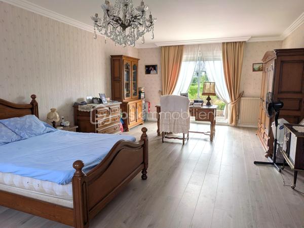 Description :

Vous rêvez du confort de la ville combiné à la quiétude d'un coin de nature privé ? Venez découvrir cette belle maison pleine de charme, idéalement située à deux pas du centre-ville de Saint-Hilaire-du-Harcouët et de toutes ses commodités (écoles, commerces, services à pied).

Pensée sur plusieurs niveaux, elle offre des espaces généreux et bien agencés pour toute la famille :

Au rez-de-chaussée :
L'entrée accueillante vous mène vers une pièce polyvalente (bureau, atelier ou espace de rangement), un WC indépendant, une cave, ainsi qu'une chaufferie équipée d'une chaudière au gaz neuve. Vous découvrirez également un grand garage qui s'ouvre sur l'extérieur.(norms PMR)

Le petit plus magique ? Un magnifique jardin sans vis-à-vis, véritable havre de paix, agrémenté d'un charmant petit étang poissonneux pour vos moments de détente au vert.

Au 1er étage :
Un bel escalier vous conduit à une pièce de vie lumineuse comprenant une cuisine et un spacieux salon/séjour donnant également accés au jardin sublimé par une cheminée ouverte idéale pour les soirées d'hiver. Ce niveau comprend également une grande chambre avec sa salle d'eau privative, ainsi qu'un WC séparé.

Au 2ème étage :
L'espace nuit se poursuit avec deux autres chambres, une seconde salle d'eau et un WC séparé. Une pièce annexe vous permet d'accéder directement aux combles de la maison, offrant un beau potentiel d'aménagement ou de stockage supplémentaire.

Les atouts majeurs :

Emplacement idéal proche du centre-ville

Chaudière gaz récente/neuve (confort & économies)

Jardin privé sans vis-à-vis avec étang

N'hesitez pas à me contacter ou pour éventuellement programmer une visite.

Mon rêve est de réaliser le votre!