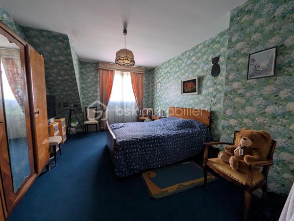 Description :

Vous rêvez du confort de la ville combiné à la quiétude d'un coin de nature privé ? Venez découvrir cette belle maison pleine de charme, idéalement située à deux pas du centre-ville de Saint-Hilaire-du-Harcouët et de toutes ses commodités (écoles, commerces, services à pied).

Pensée sur plusieurs niveaux, elle offre des espaces généreux et bien agencés pour toute la famille :

Au rez-de-chaussée :
L'entrée accueillante vous mène vers une pièce polyvalente (bureau, atelier ou espace de rangement), un WC indépendant, une cave, ainsi qu'une chaufferie équipée d'une chaudière au gaz neuve. Vous découvrirez également un grand garage qui s'ouvre sur l'extérieur.(norms PMR)

Le petit plus magique ? Un magnifique jardin sans vis-à-vis, véritable havre de paix, agrémenté d'un charmant petit étang poissonneux pour vos moments de détente au vert.

Au 1er étage :
Un bel escalier vous conduit à une pièce de vie lumineuse comprenant une cuisine et un spacieux salon/séjour donnant également accés au jardin sublimé par une cheminée ouverte idéale pour les soirées d'hiver. Ce niveau comprend également une grande chambre avec sa salle d'eau privative, ainsi qu'un WC séparé.

Au 2ème étage :
L'espace nuit se poursuit avec deux autres chambres, une seconde salle d'eau et un WC séparé. Une pièce annexe vous permet d'accéder directement aux combles de la maison, offrant un beau potentiel d'aménagement ou de stockage supplémentaire.

Les atouts majeurs :

Emplacement idéal proche du centre-ville

Chaudière gaz récente/neuve (confort & économies)

Jardin privé sans vis-à-vis avec étang

N'hesitez pas à me contacter ou pour éventuellement programmer une visite.

Mon rêve est de réaliser le votre!