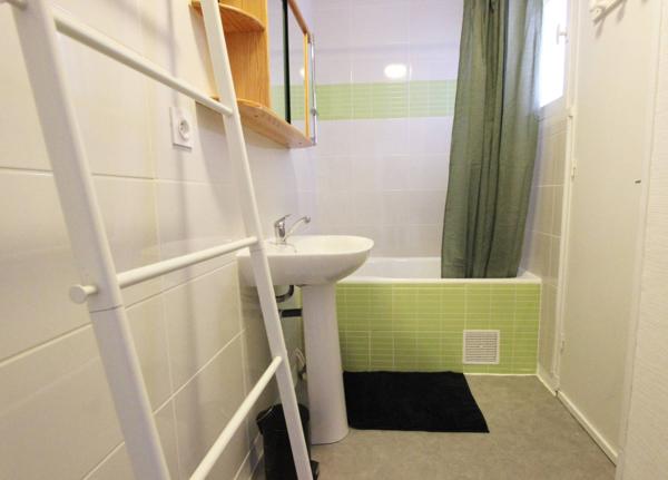 UN APPARTEMENT DE TYPE 3, MEUBLÉ, A PROXIMITÉ DE L’HÔPITAL. -