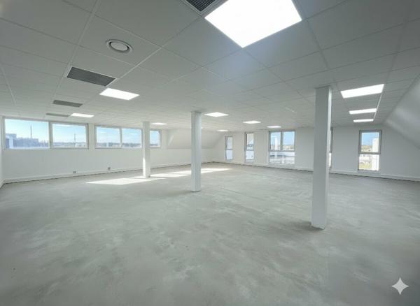 BUREAUX à VENDRE de 697 m²