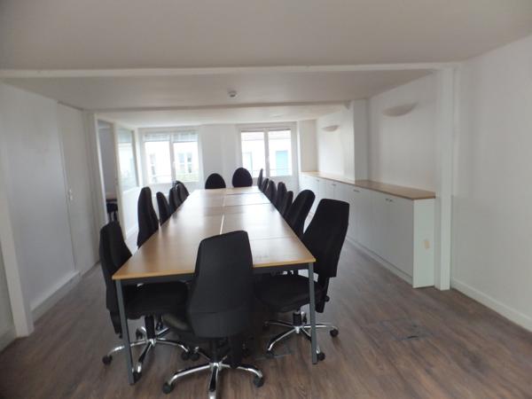Bureau 15 pièces - 653 m²