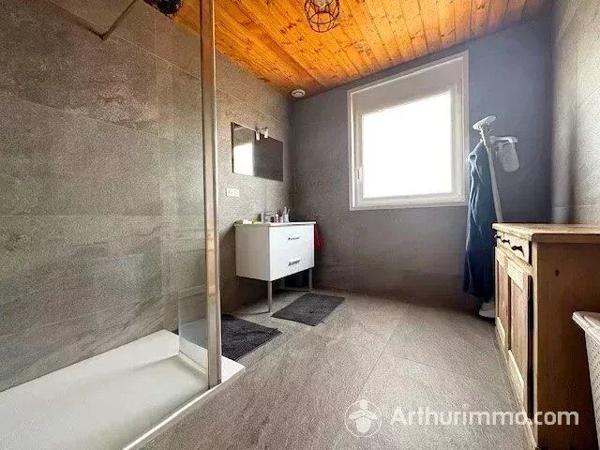 Vente                                                      Maison
                        
                     9 pièces                      167 m2                     à Bians-les-Usiers