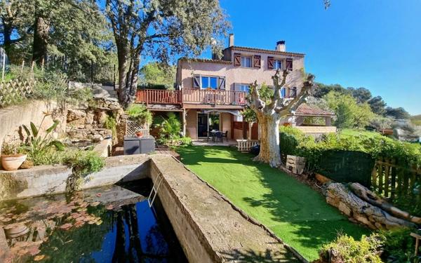 A vendre, Les Arcs-sur-Argens, Var – Rez-de-bastide avec esprit maison, 685 m² de jardin privatif, vue panoramique sans vis-à-vis et revenu locatif possible.