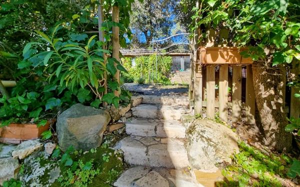 A vendre, Les Arcs-sur-Argens, Var – Rez-de-bastide avec esprit maison, 685 m² de jardin privatif, vue panoramique sans vis-à-vis et revenu locatif possible.
