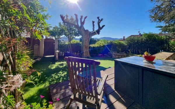 A vendre, Les Arcs-sur-Argens, Var – Rez-de-bastide avec esprit maison, 685 m² de jardin privatif, vue panoramique sans vis-à-vis et revenu locatif possible.
