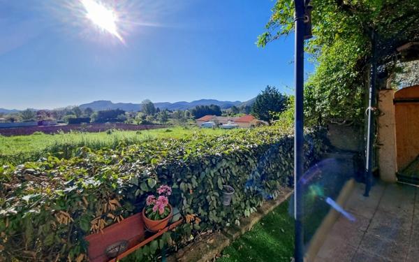 A vendre, Les Arcs-sur-Argens, Var – Rez-de-bastide avec esprit maison, 685 m² de jardin privatif, vue panoramique sans vis-à-vis et revenu locatif possible.