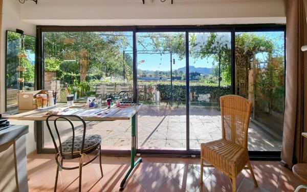 A vendre, Les Arcs-sur-Argens, Var – Rez-de-bastide avec esprit maison, 685 m² de jardin privatif, vue panoramique sans vis-à-vis et revenu locatif possible.