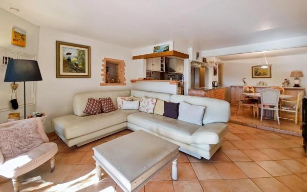 A vendre, Les Arcs-sur-Argens, Var – Rez-de-bastide avec esprit maison, 685 m² de jardin privatif, vue panoramique sans vis-à-vis et revenu locatif possible.