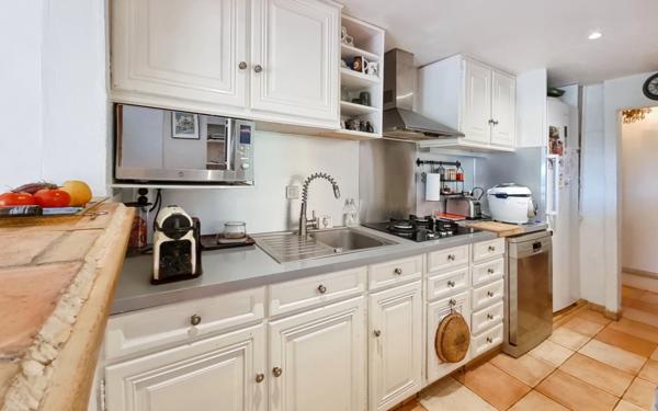 A vendre, Les Arcs-sur-Argens, Var – Rez-de-bastide avec esprit maison, 685 m² de jardin privatif, vue panoramique sans vis-à-vis et revenu locatif possible.