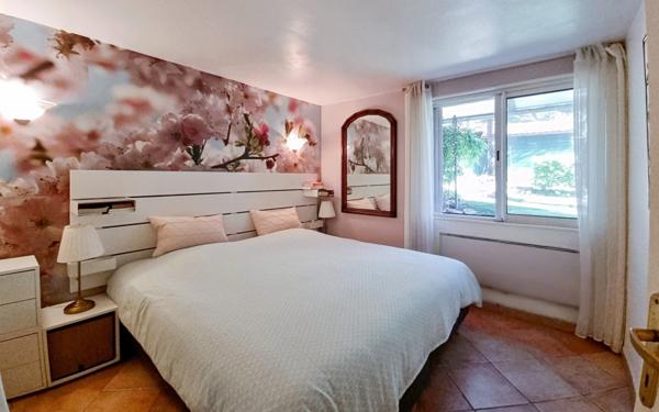 A vendre, Les Arcs-sur-Argens, Var – Rez-de-bastide avec esprit maison, 685 m² de jardin privatif, vue panoramique sans vis-à-vis et revenu locatif possible.