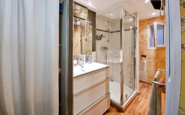 A vendre, Les Arcs-sur-Argens, Var – Rez-de-bastide avec esprit maison, 685 m² de jardin privatif, vue panoramique sans vis-à-vis et revenu locatif possible.