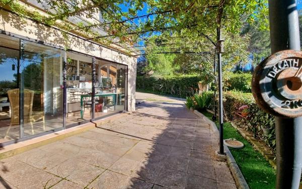 A vendre, Les Arcs-sur-Argens, Var – Rez-de-bastide avec esprit maison, 685 m² de jardin privatif, vue panoramique sans vis-à-vis et revenu locatif possible.