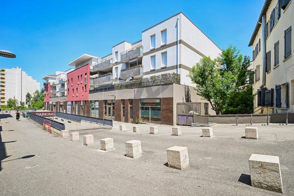 Oullins - Centre: Un appartement T2 de 47m2 avec terrasse et garage