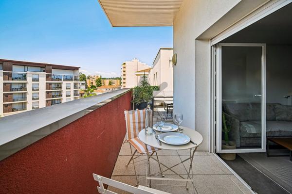Oullins - Centre: Un appartement T2 de 47m2 avec terrasse et garage