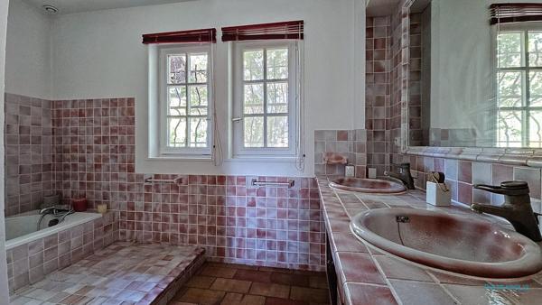 Maison T5 - 3 chambres - Terrain 2302m2 - Piscine - Vue