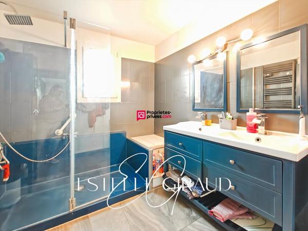 Villa  sur 4 faces, 4 pièces, avec piscine, garage