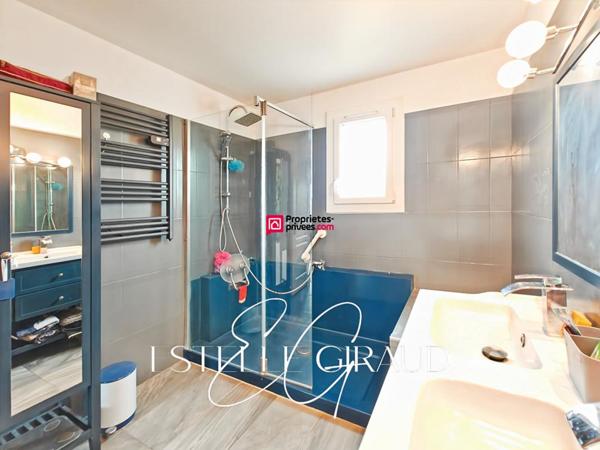 Villa  sur 4 faces, 4 pièces, avec piscine, garage